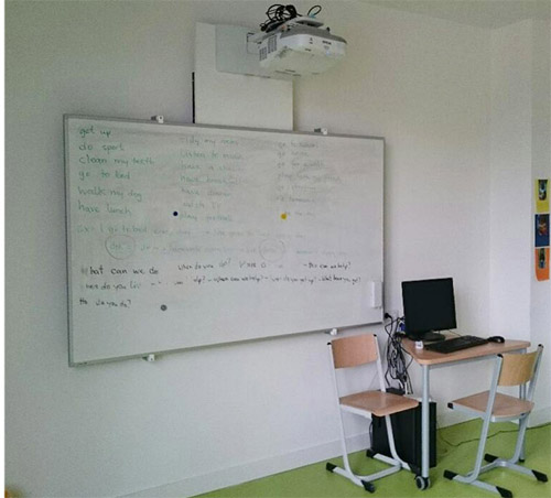 Beamer und Whiteboards für die Klassenräume