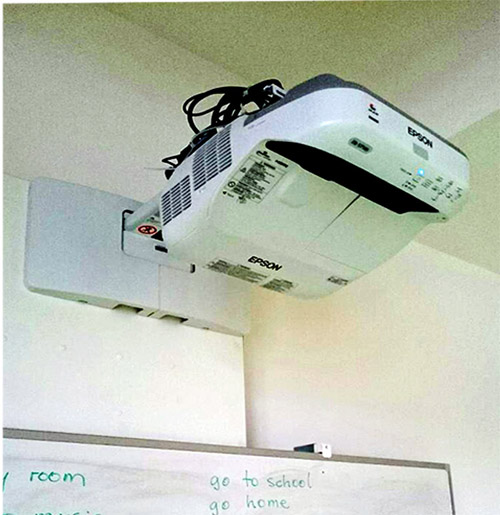 Beamer und Whiteboards für die Klassenräume